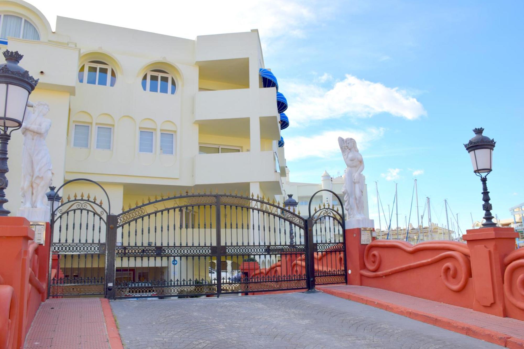 Cozy Corner 2 Bedroom Apartment On New Island Complex In Marina Harbour Benalmadena Exterior photo